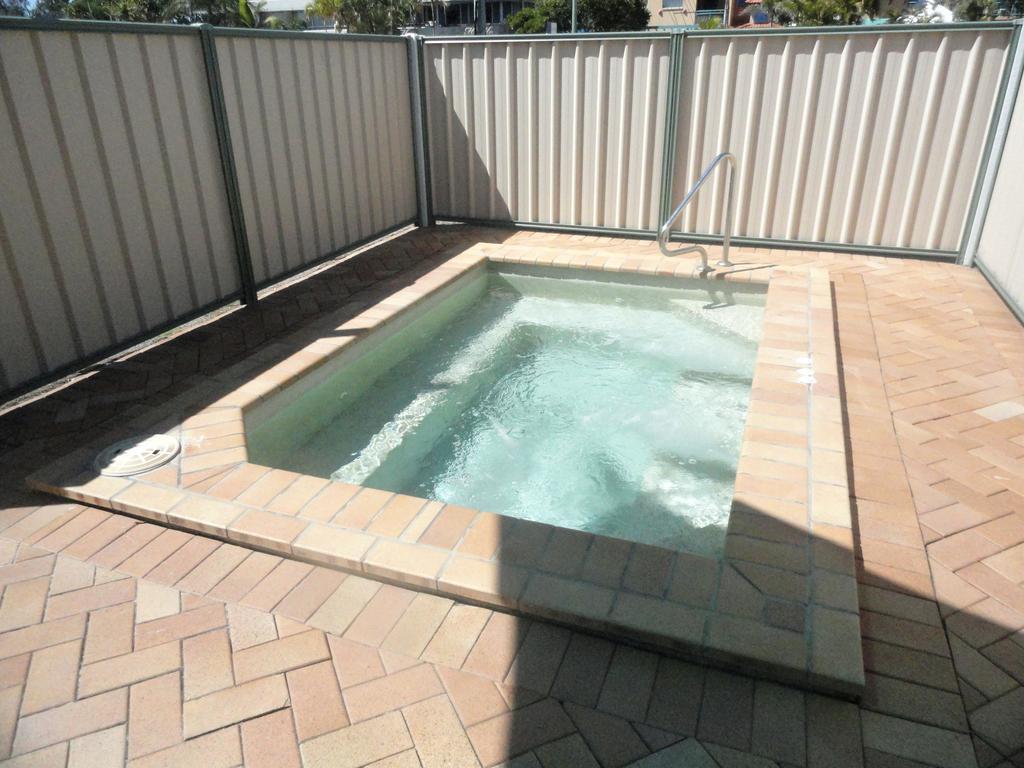 Queensleigh Holiday Apartments Broadbeach Exterior photo